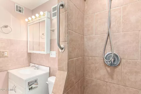 Bath - 4738 N 14th St, Phoenix, AZ 85014 photo 2 of 2