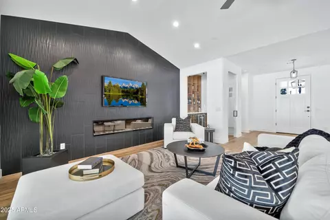 Living - 12 E Northview Ave, Phoenix, AZ 85020 photo 1 of 2