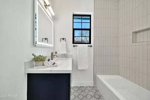 Bath - 12 E Northview Ave, Phoenix, AZ 85020 photo 9 of 10