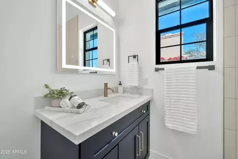Bath - 12 E Northview Ave, Phoenix, AZ 85020 photo 8 of 10