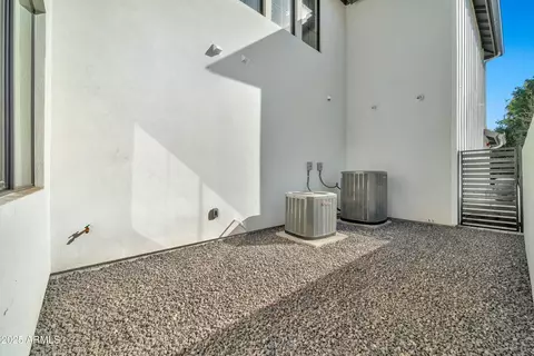 Exterior - 12 E Northview Ave, Phoenix, AZ 85020 photo 4 of 15