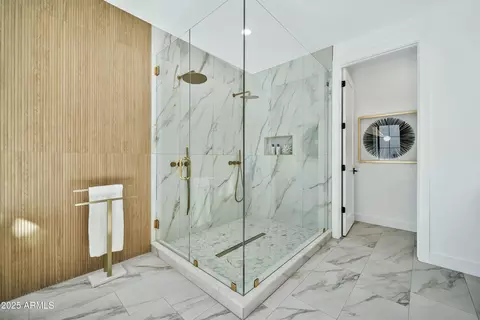 Bath - 12 E Northview Ave, Phoenix, AZ 85020 photo 1 of 10