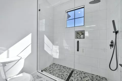 Bath - 12 E Northview Ave, Phoenix, AZ 85020 photo 6 of 10