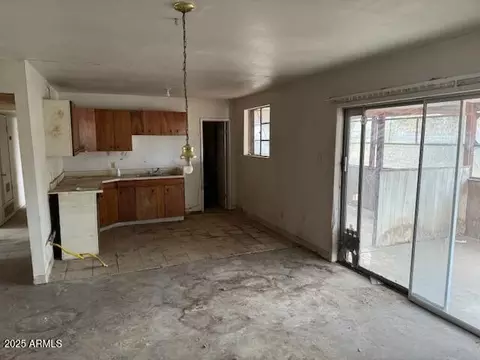 Living - 2613 E Lynne Ln, Phoenix, AZ 85042 photo 2 of 2