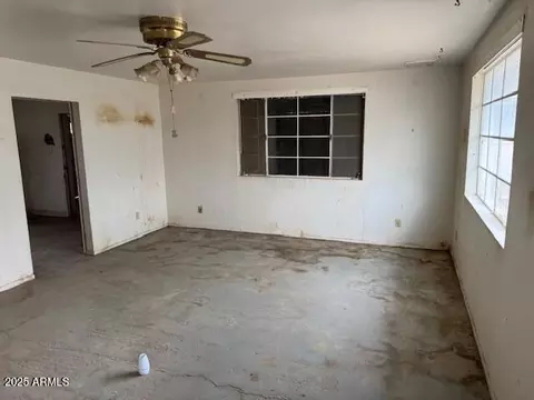 Living - 2613 E Lynne Ln, Phoenix, AZ 85042 photo 1 of 2