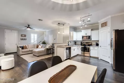 2061 E Heartwood Ln, Phoenix, AZ 85022