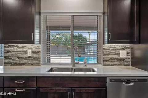 2918 E Laurel Ln, Phoenix, AZ 85028 photo 12