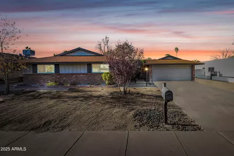 2918 E Laurel Ln, Phoenix, AZ 85028