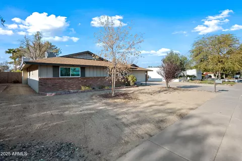 2918 E Laurel Ln, Phoenix, AZ 85028 photo 2