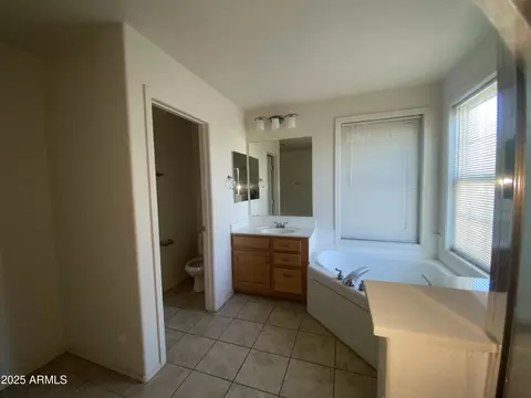 Bath - 2113 E Sunland Ave, Phoenix, AZ 85040 photo 1 of 2