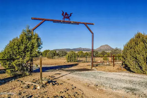 10777 W Raging Crab Rd, Ash Fork, AZ 86320