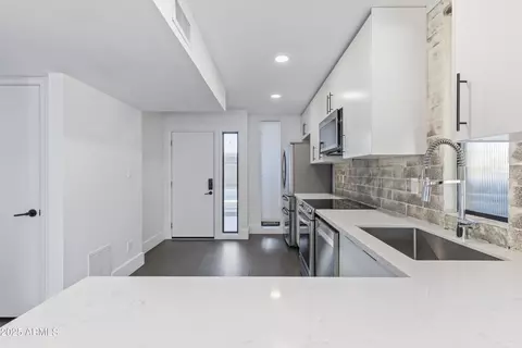 Kitchen - 3650 E Montecito Ave #5, Phoenix, AZ 85018 photo 3 of 3