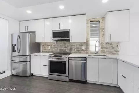 Kitchen - 3650 E Montecito Ave #5, Phoenix, AZ 85018 photo 2 of 3