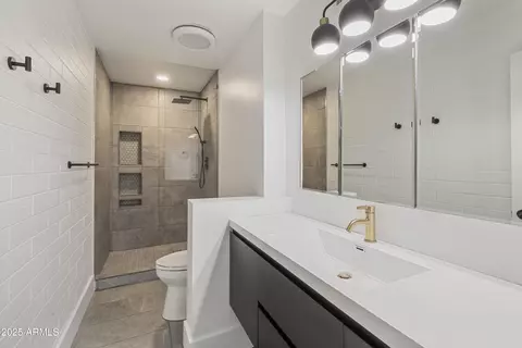 Bath - 3650 E Montecito Ave #5, Phoenix, AZ 85018 photo 2 of 3