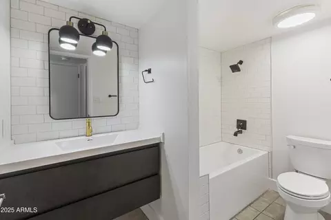 Bath - 3650 E Montecito Ave #5, Phoenix, AZ 85018 photo 1 of 3