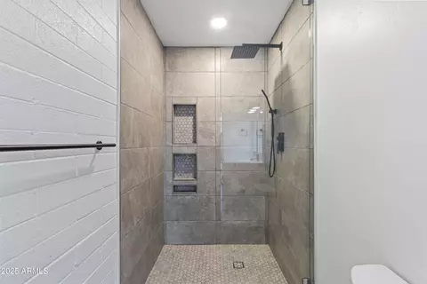 Bath - 3650 E Montecito Ave #5, Phoenix, AZ 85018 photo 3 of 3