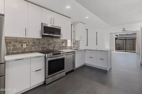 Kitchen - 3650 E Montecito Ave #5, Phoenix, AZ 85018 photo 1 of 3
