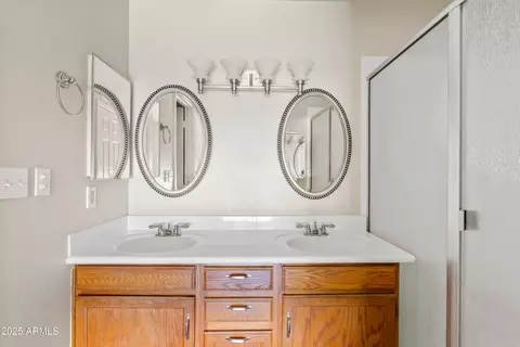 Bath - 955 E Vaughn Ave, Gilbert, AZ 85234 photo 2 of 3