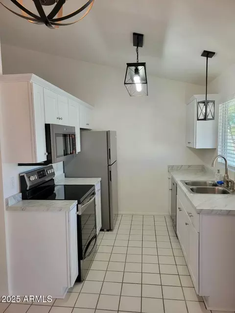 Kitchen - 1702 E Sandra Ter, Phoenix, AZ 85022 photo 3 of 5