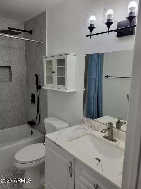 Bath - 1702 E Sandra Ter, Phoenix, AZ 85022 photo 3 of 3