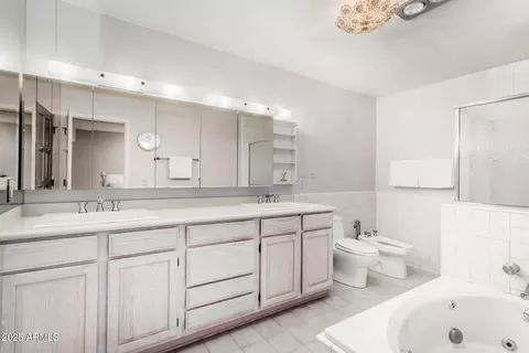 Bath - 5546 N 4th St, Phoenix, AZ 85012 photo 1 of 2