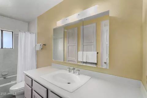 Bath - 5546 N 4th St, Phoenix, AZ 85012 photo 2 of 2