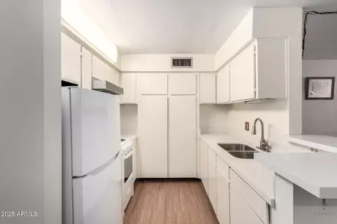 Kitchen - 3230 E Pinchot Ave #2, Phoenix, AZ 85018 photo 1 of 1