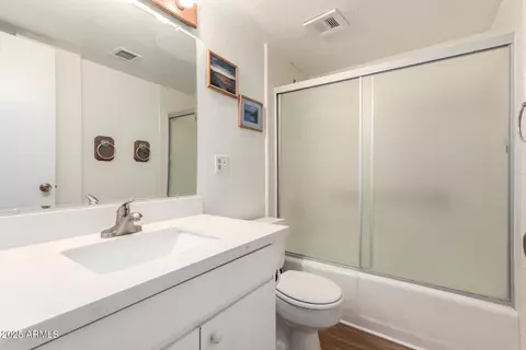 Bath - 3230 E Pinchot Ave #2, Phoenix, AZ 85018 photo 1 of 1