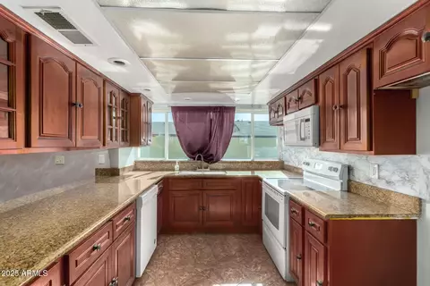 Kitchen - 3135 W Echo Ln, Phoenix, AZ 85051 photo 1 of 1