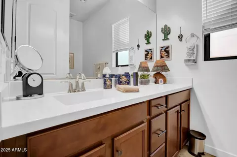 Bath - 727 E Monte Way, Phoenix, AZ 85042 photo 2 of 3