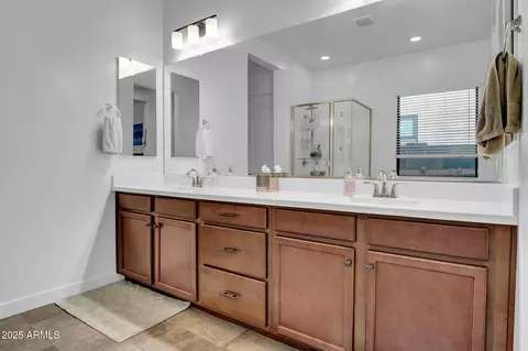 Bath - 727 E Monte Way, Phoenix, AZ 85042 photo 1 of 3