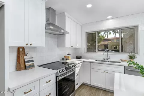 Kitchen - 300 E Aspen Way, Gilbert, AZ 85234 photo 3 of 5