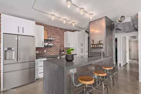 207 W Clarendon Ave #B22, Phoenix, AZ 85013