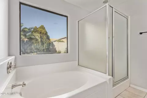 Bath - 3232 E Hononegh Dr, Phoenix, AZ 85050 photo 2 of 3