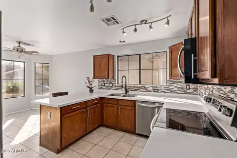 Kitchen - 3232 E Hononegh Dr, Phoenix, AZ 85050 photo 2 of 3