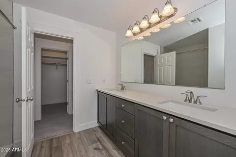 Bath - 1510 E Red Range Way, Phoenix, AZ 85085 photo 4 of 9