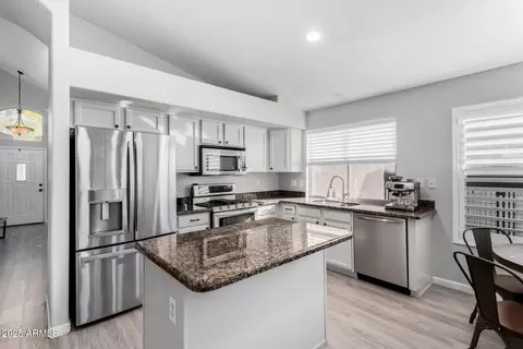 Kitchen - 4411 E Lone Cactus Dr, Phoenix, AZ 85050 photo 4 of 4