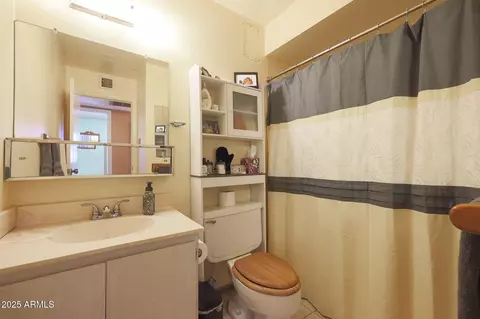 Bath - 14637 N 36th Dr, Phoenix, AZ 85053 photo 1 of 2