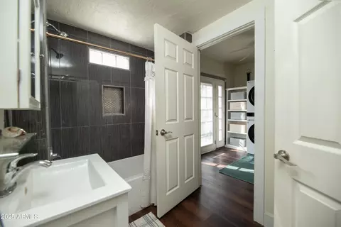 Bath - 1305 E Brill St, Phoenix, AZ 85006 photo 2 of 2