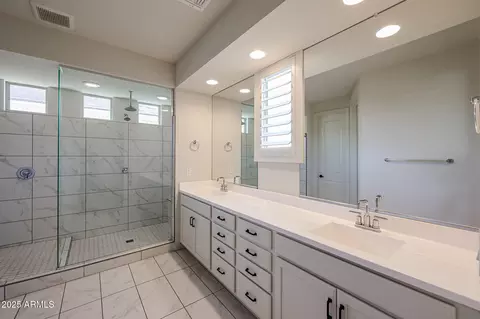 Bath - 3548 E Tina Dr, Phoenix, AZ 85050 photo 3 of 6