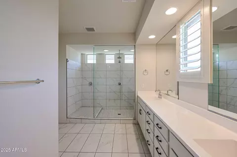 Bath - 3548 E Tina Dr, Phoenix, AZ 85050 photo 4 of 6