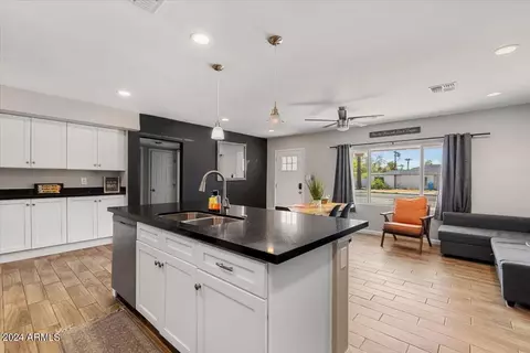 Kitchen - 1708 E Verde Ln, Phoenix, AZ 85016 photo 3 of 6