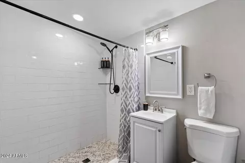 Bath - 1708 E Verde Ln, Phoenix, AZ 85016 photo 3 of 7