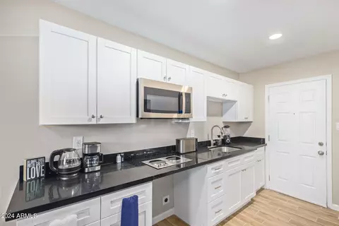 Kitchen - 1708 E Verde Ln, Phoenix, AZ 85016 photo 5 of 6