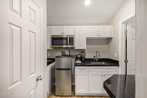 Kitchen - 1708 E Verde Ln, Phoenix, AZ 85016 photo 4 of 6