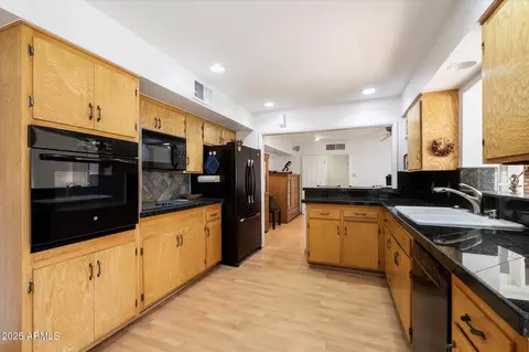 Kitchen - 623 E Winter Drive Dr, Phoenix, AZ 85020 photo 2 of 4