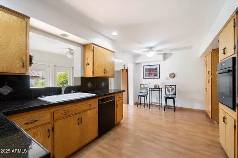 Kitchen - 623 E Winter Drive Dr, Phoenix, AZ 85020 photo 3 of 4
