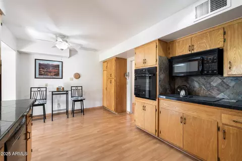 Kitchen - 623 E Winter Drive Dr, Phoenix, AZ 85020 photo 4 of 4