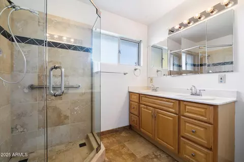 Bath - 623 E Winter Drive Dr, Phoenix, AZ 85020 photo 1 of 2