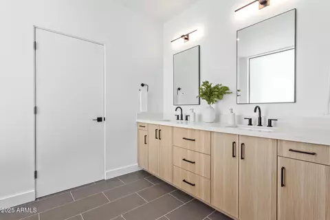 Bath - 4514 N 8th Pl, Phoenix, AZ 85014 photo 2 of 4